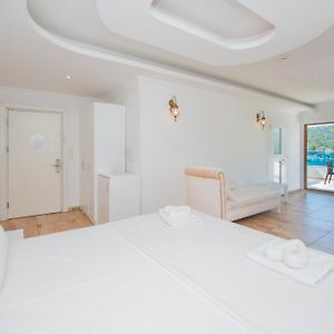 Zimmer mit Kingsize-Bett